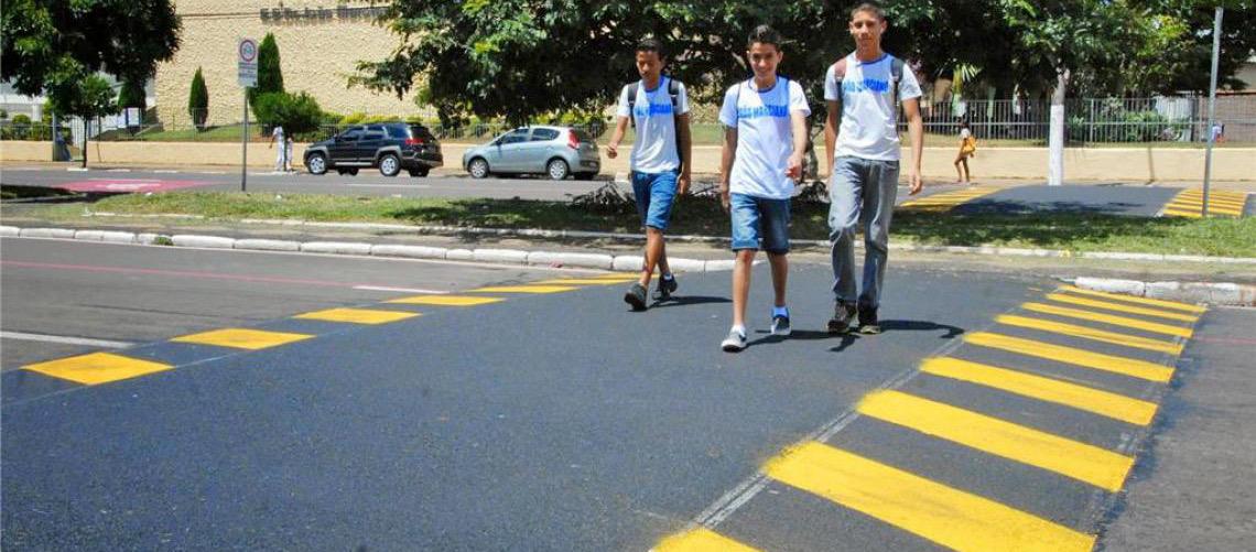 Lei no Distrito Federal exige faixa de pedestre elevada em frente a escolas e unidades de saúde