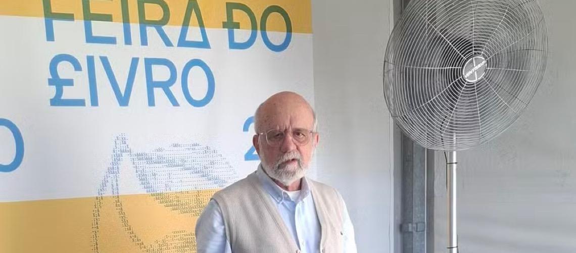 Professor estreia na literatura aos 82 anos com livro sobre suicídio da filha