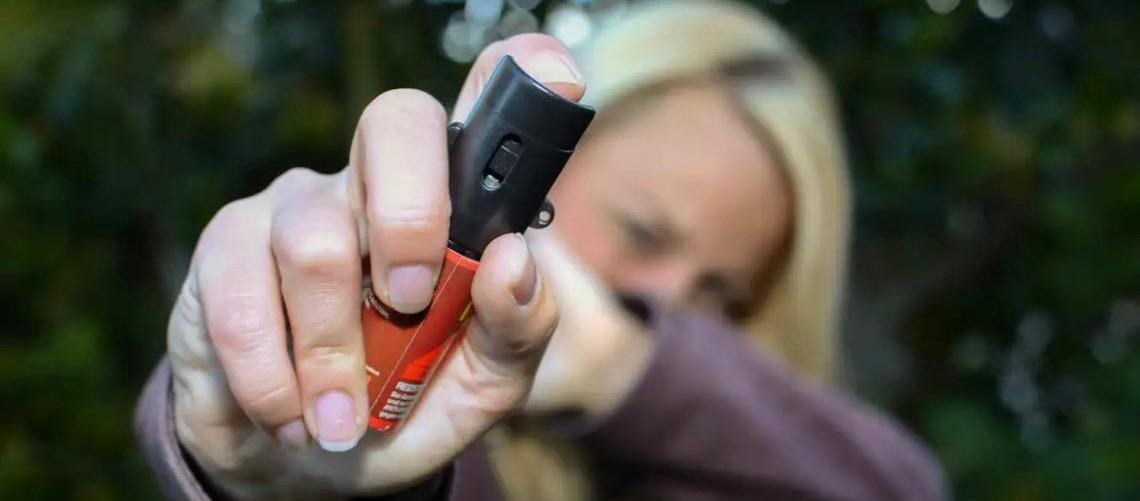 Uso do spray de pimenta por mulheres é medida paliativa, diz promotora