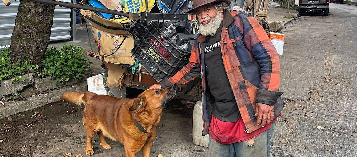 Vizinhos se juntam para resgatar cachorro e tentam tirar tutor das ruas em São Paulo
