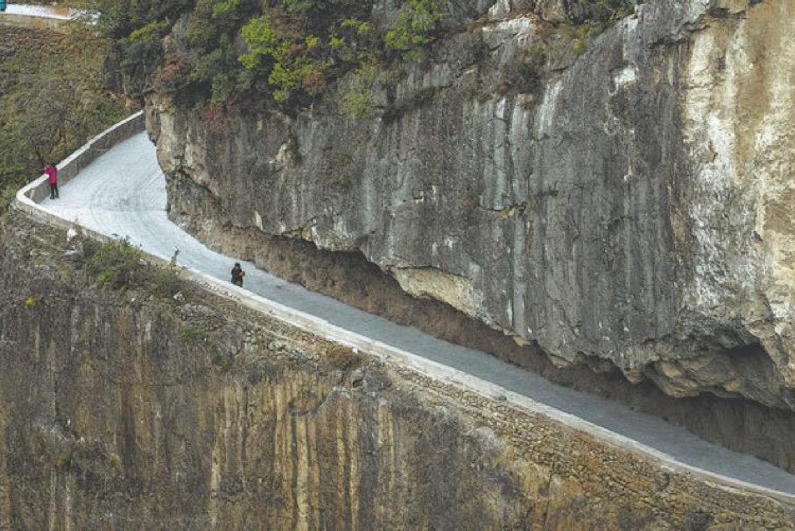 Estrada encravada na encosta impulsiona turismo em vilarejo remoto, no sudoeste da China