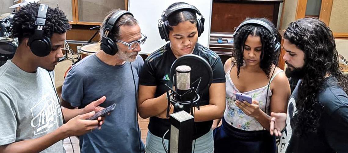 Lei 7.874/2026 cria estúdios sociais gratuitos para músicos no Distrito Federal