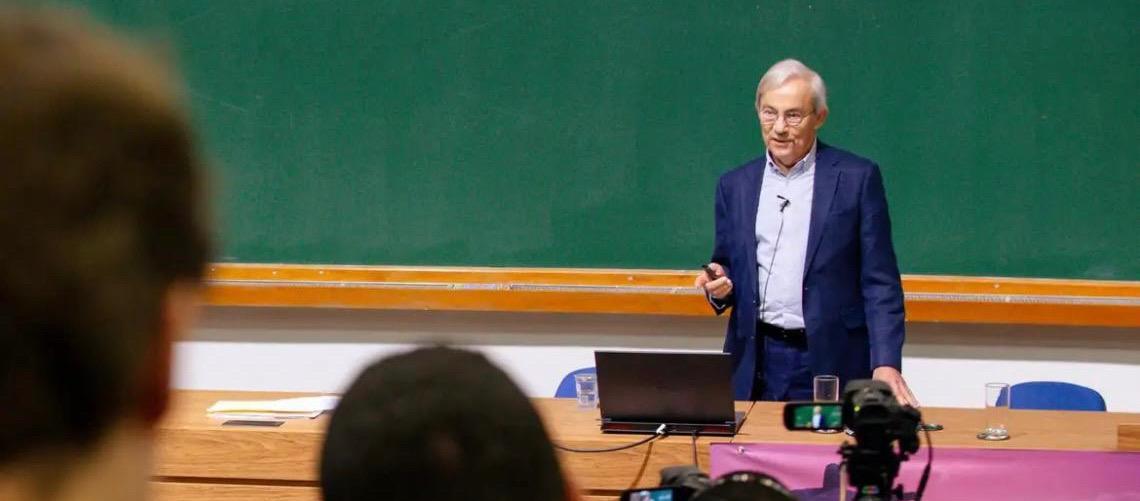 Nobel da economia diz que impacto da Inteligência Artificial no emprego é superestimado