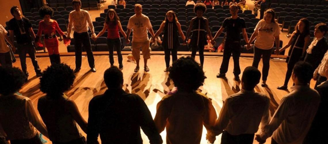 Oficina gratuita de teatro musical abre inscrições para jovens de Taguatinga, no Distrito Federal