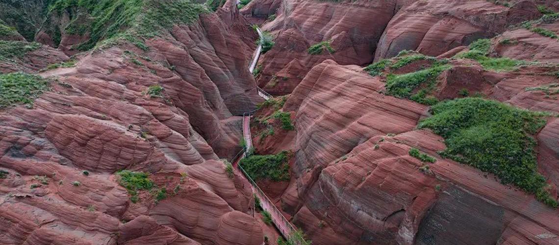 Formações geológicas Danxia atraem turistas de toda parte para Shaanxi, noroeste da China