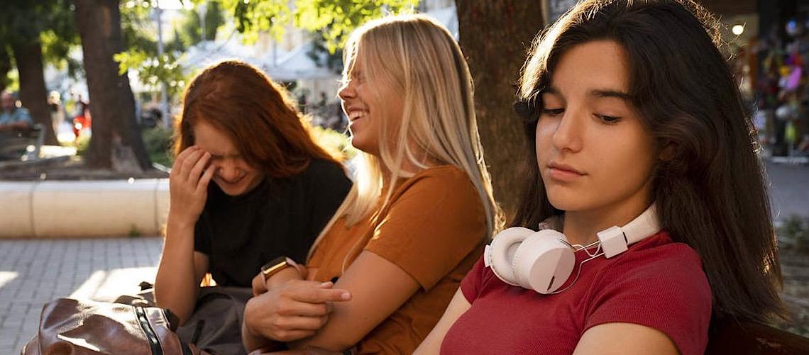 Saiba o que é ser 'nonchalant' e por que essa atitude parece ter perdido o charme entre os mais jovens
