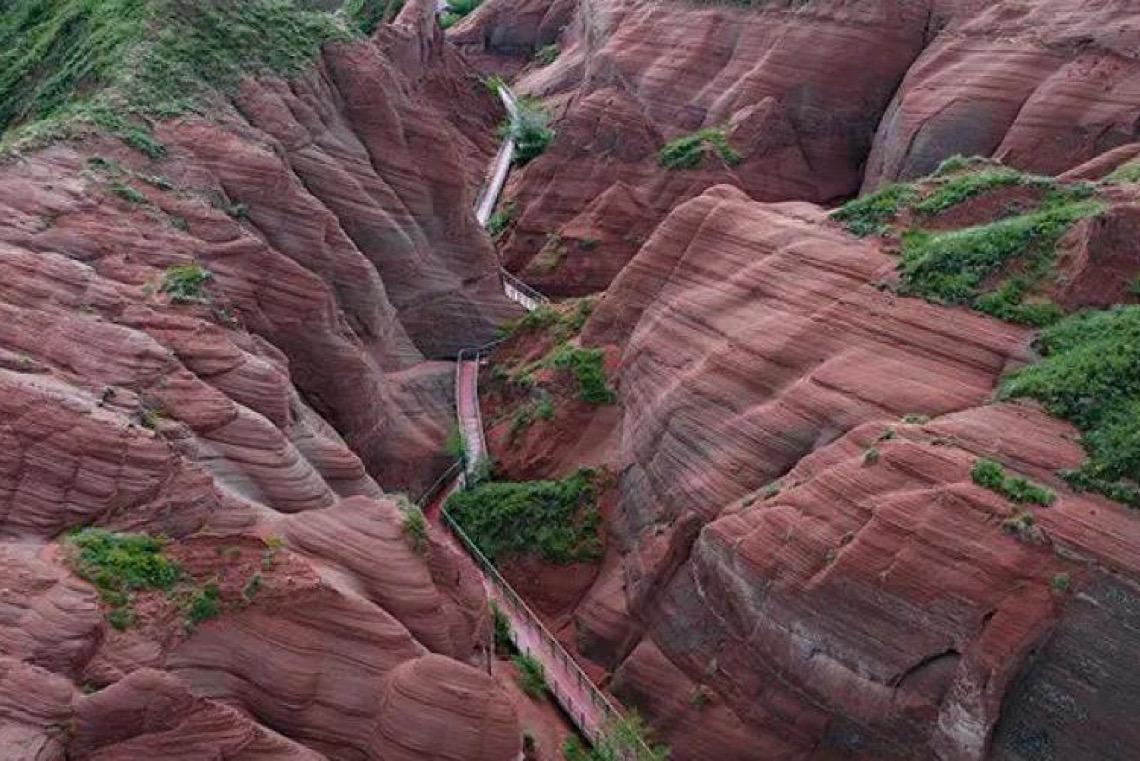 Formações geológicas Danxia atraem turistas de toda parte para Shaanxi, noroeste da China