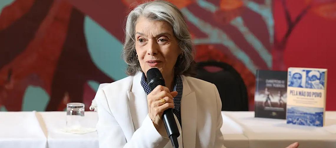 Ministra Cármen Lúcia, na Flip, ofusca estrelas literárias pelas ruas de Paraty