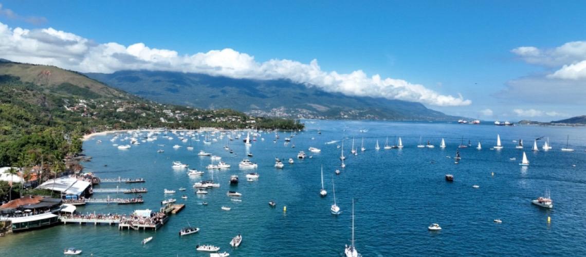 Semana de vela reúne barcos coloridos e deve levar 55 mil pessoas a Ilhabela, em São Paulo