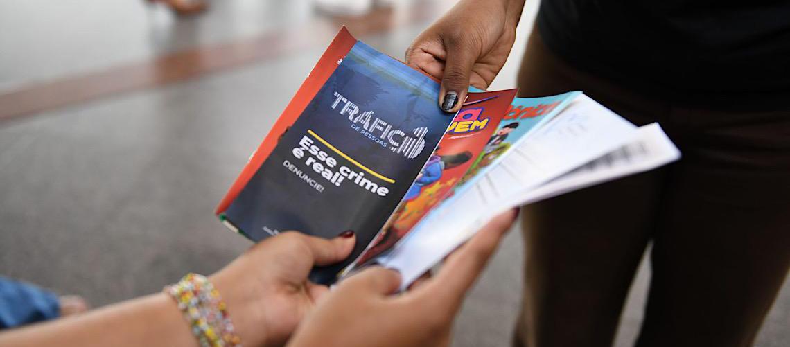 Canais aceitam denúncias de tráfico de pessoas no Distrito Federal, saiba também como pedir ajuda
