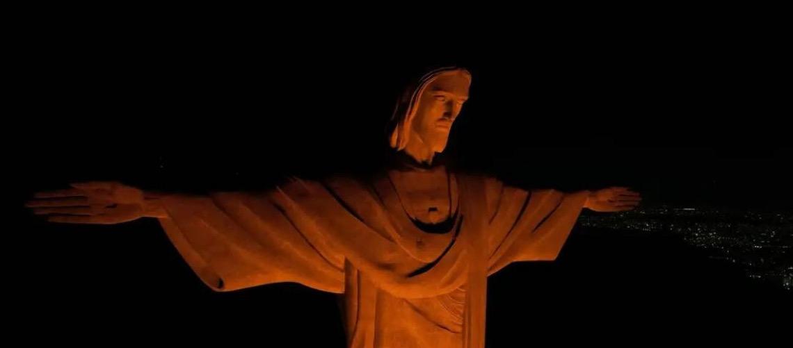 Cristo Redentor, no Rio de Janeiro, está iluminado na cor laranja em alerta contra o feminicídio