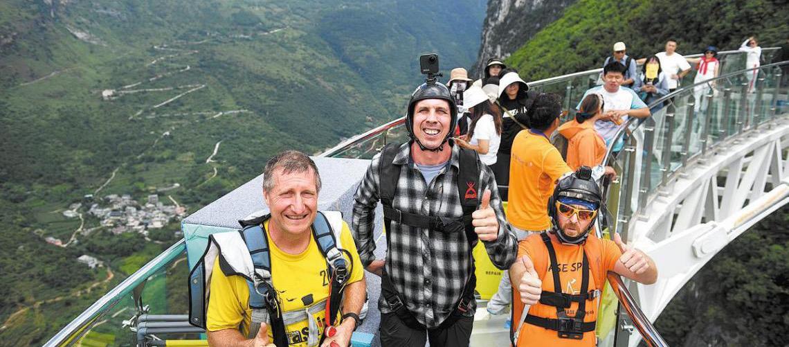 Turistas europeus buscam conforto refrescante na China