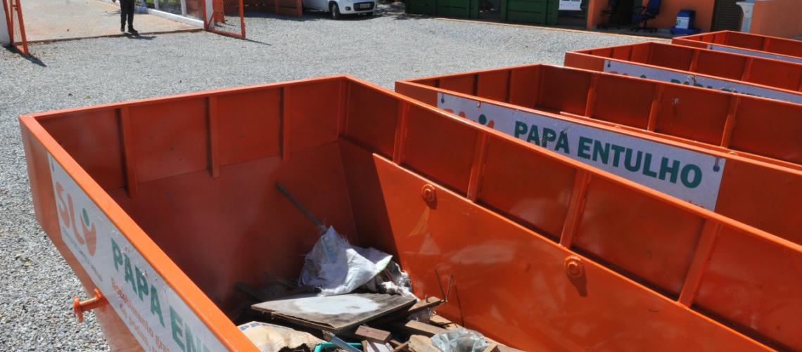 Podas e galhadas podem ser descartadas gratuitamente nos papa-entulhos do Distrito Federal