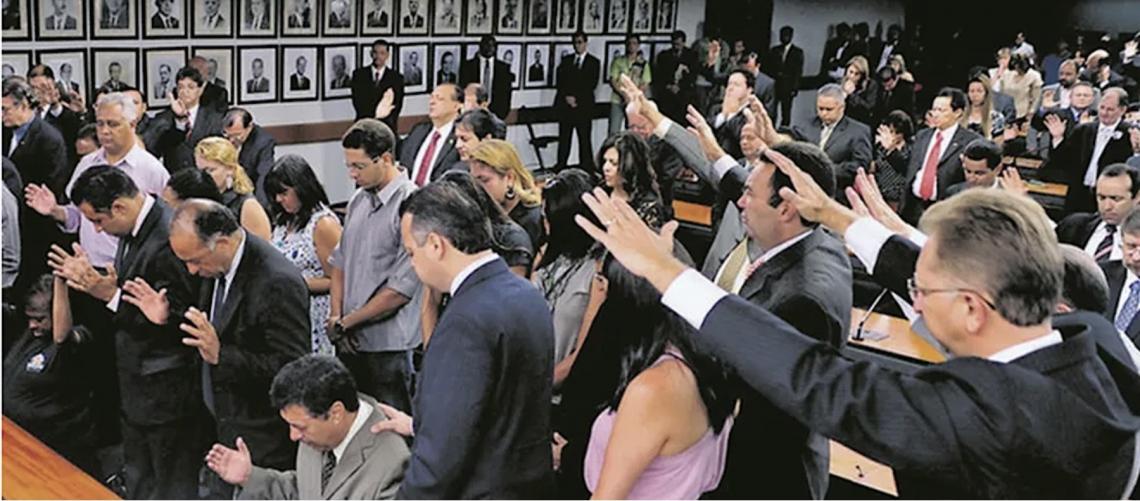 'Normalização da religião' deixa fé menos explícita nas urnas, mas mantém influência política