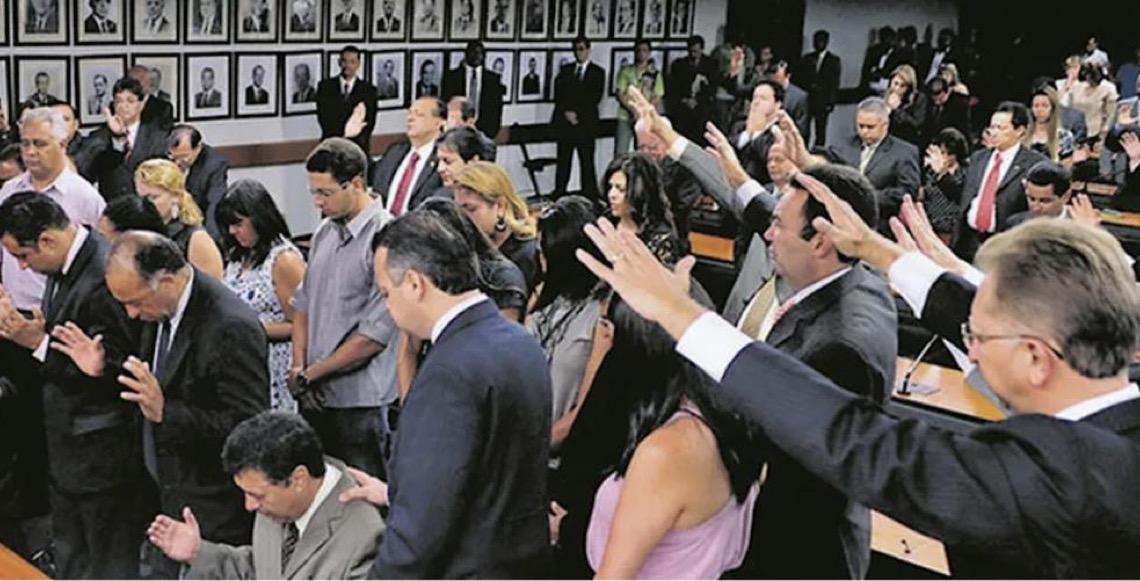 'Normalização da religião' deixa fé menos explícita nas urnas, mas mantém influência política