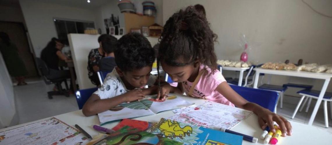 Biblioteca comunitária no DF recebe 600 livros do Programa Nacional do Livro e do Material Didático