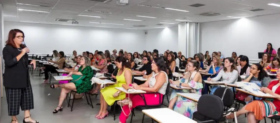 Por que as mulheres estão priorizando as amizades em vez de amor?