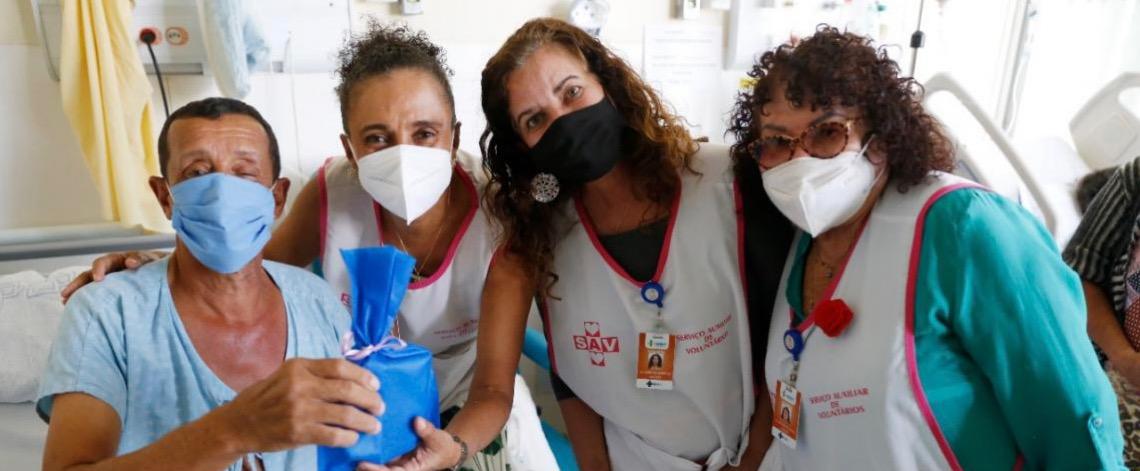 Voluntários transformam tempo em cuidado há 61 anos no Hospital de Base do Distrito Federal