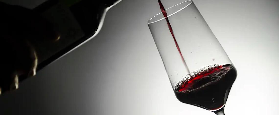 'Tomar vinho fora de casa é frustrante, você se sente um idiota', diz economista