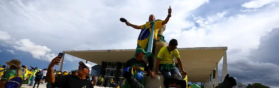 Golpe de Bolsonaro fracassou também porque ele nunca buscou maioria no Congresso, diz estudo