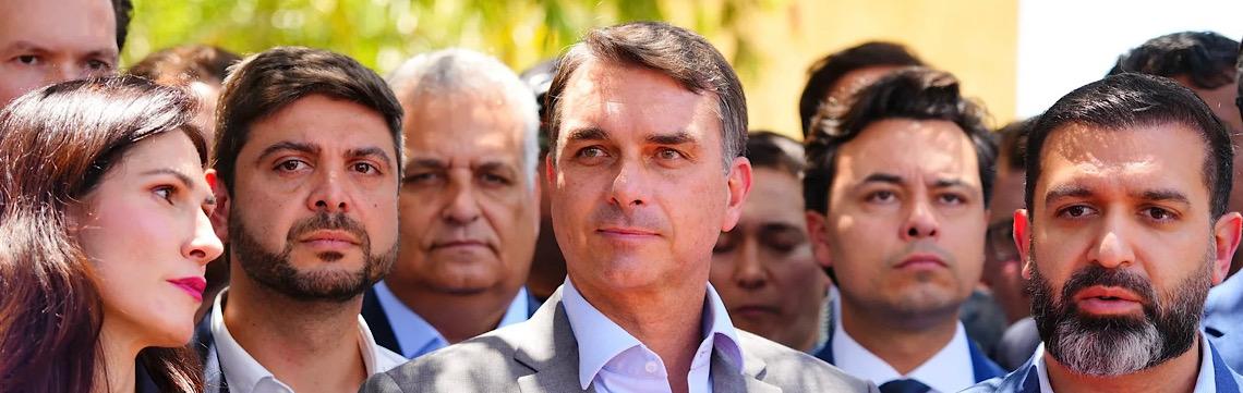 Favoritismo amplia cobrança por propostas e Flávio Bolsonaro se esquiva
