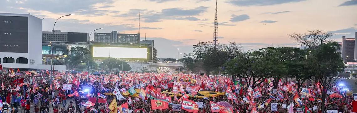 Milhares de estudantes tomam a Esplanada, no Distrito Federal, em apoio a Lula 