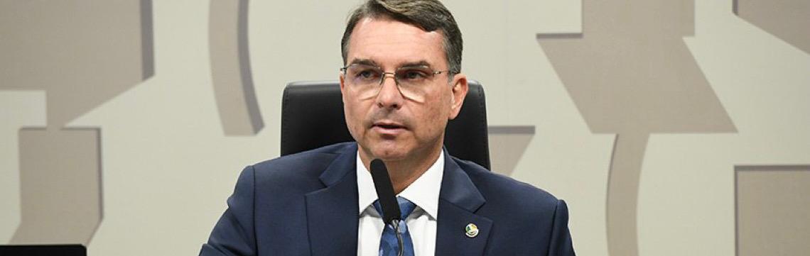 Flávio votou contra projeto que suspende posse de arma de policial que comete violência doméstica