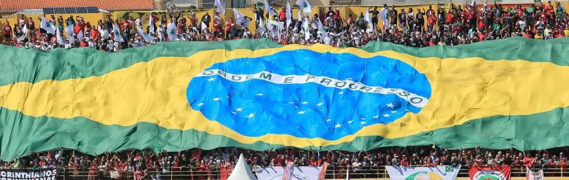 A bandeira, o gesto e o algoritmo: Quem ganha os sentidos do Brasil nas redes? 