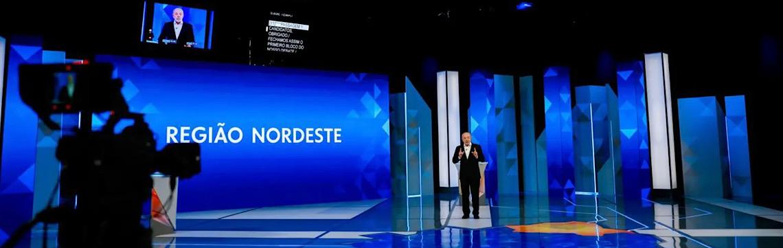Flávio chama Lula de 9 dedos em debate; petista leva mãe de criança morta e diz que rival é miliciano