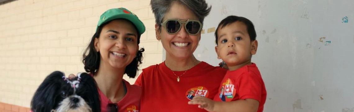 Com voto facultativo, pais levam filhos a seções eleitorais no Brasil para ensinar democracia na prática