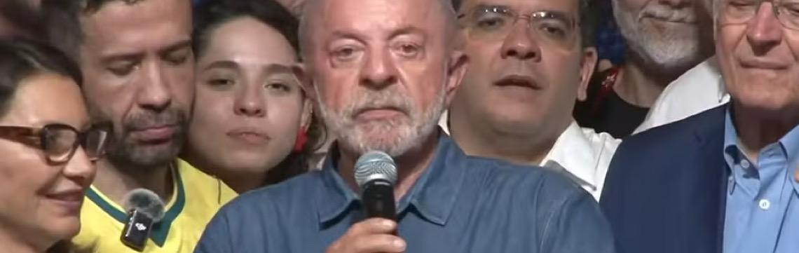 Quem é Ana Júlia, deputada que viralizou ao lado de Lula no discurso de vitória